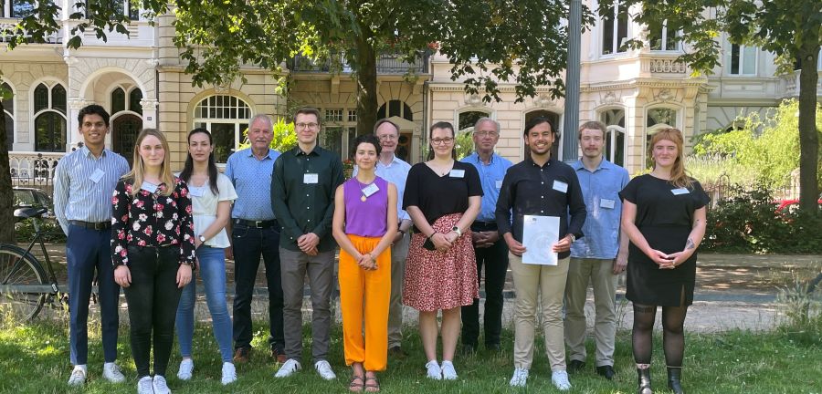 Die Stipendiatinnen und Stipendiaten mit Prof.Dr.Rainer Hüttermann von der Bonner Universitätsstiftung, Siegfried Bündgen und Joachim Lauer von der Ließem-Stiftung