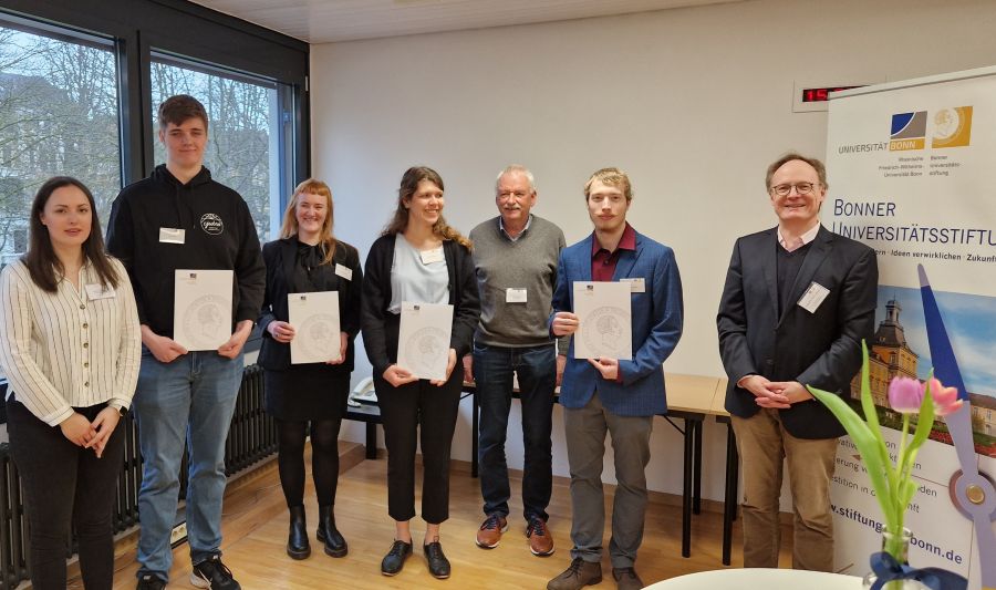 Geschäftsführer Siegfried Bündgen mit den Ließem-Stipendiaten, Prof. Dr. Hüttermann und Jennifer Brauweiler  in der Bonner Universitätsstiftung